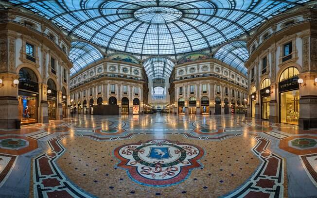 Turismo em Milão: a Vittorio Emanuele II é famosa tanto por suas lojas de grife como por seu mosaico de touro