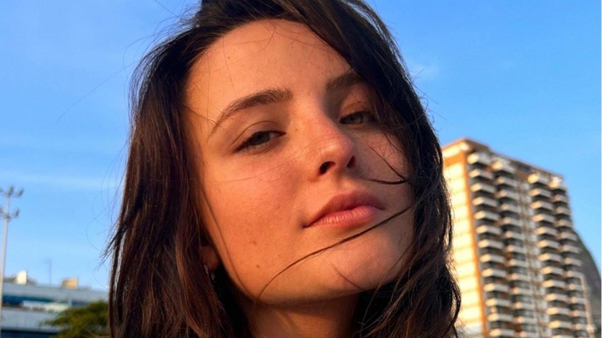 Larissa Manoela publica fotos na praia e namorado se declara