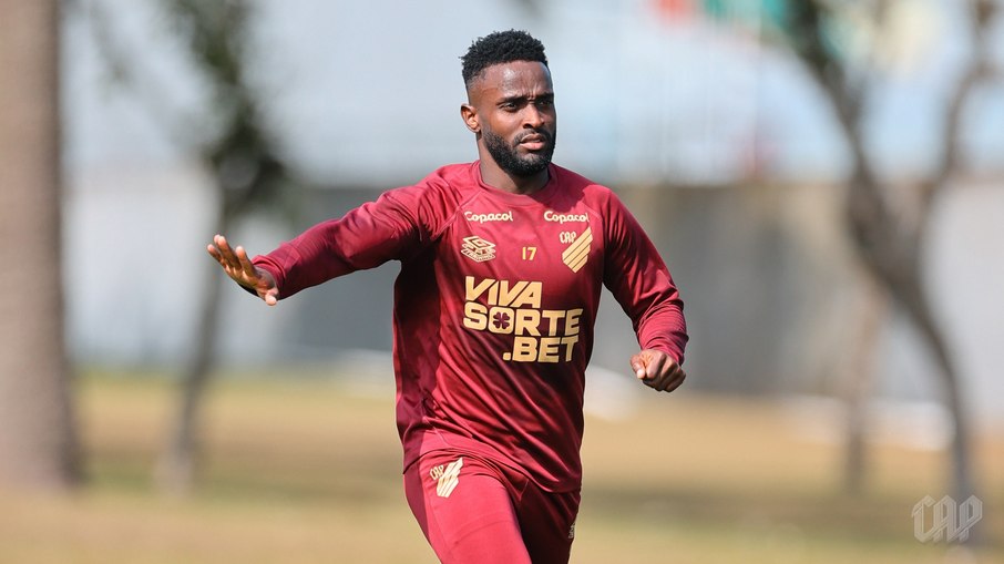 Steven Mendoza chegou recentemente ao Furacão