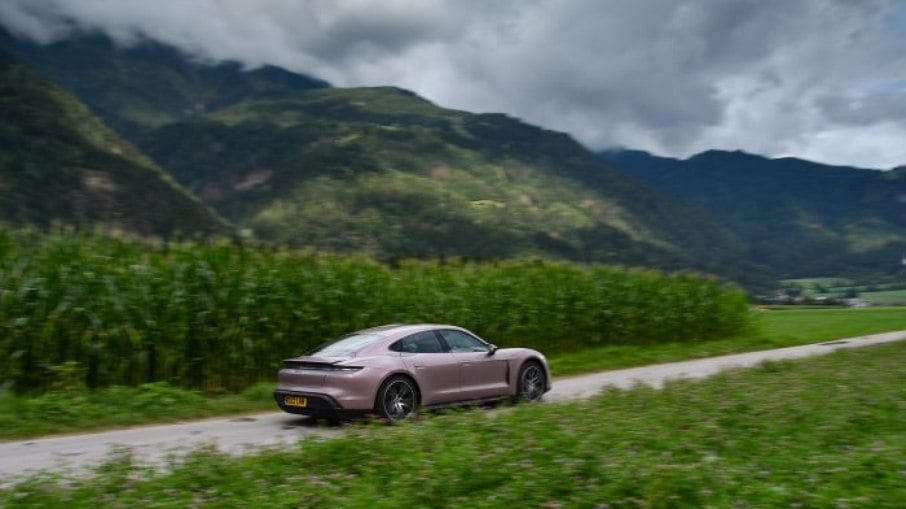 Porsche Taycan fez a longa viagem pela Europa com uma média de 100 km/h