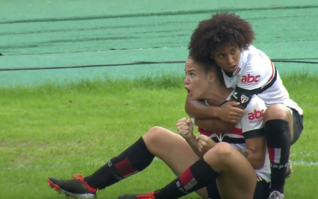 Maressa recebe o abraço de Aline logo após fazer o gol de empate do São Paulo contra o Internacional 