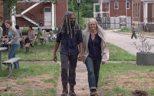 Carol e Ezekiel vivem uma relação amorosa consolidada em The Walking Dead