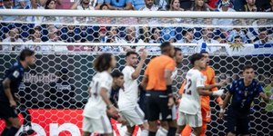 Eliminado, Uruguai cai para Espanha com frangaço e revive vexame