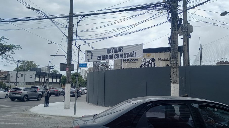 Santistas estendem faixa de apoio a Neymar em frente ao CT