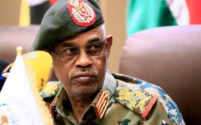 Chefe da junta militar do Sudão renuncia e nomeia sucessor após queda de ditador