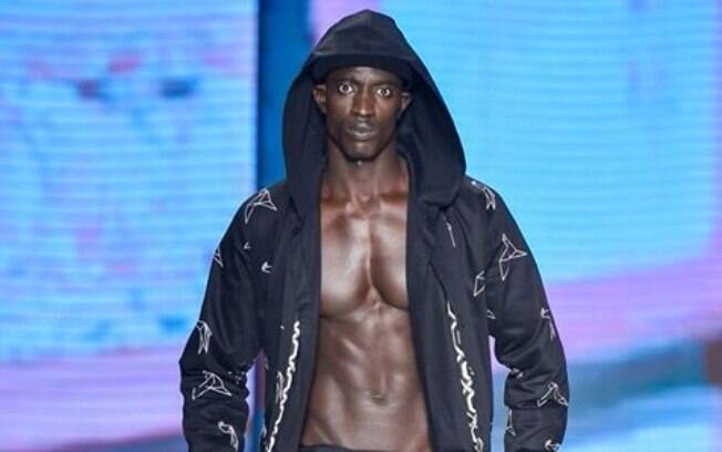 100% empoderamento e representatividade: o modelo senegalês Modou no fashion show da LAB