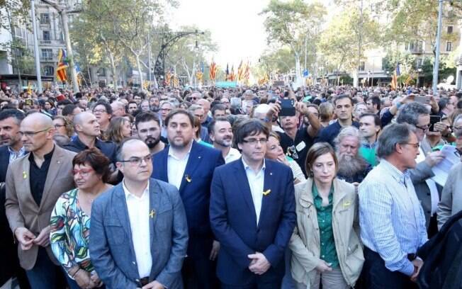 Milhares de cidadãos e autoridades protestaram neste sábado na Catalunha contra o governo da Espanha