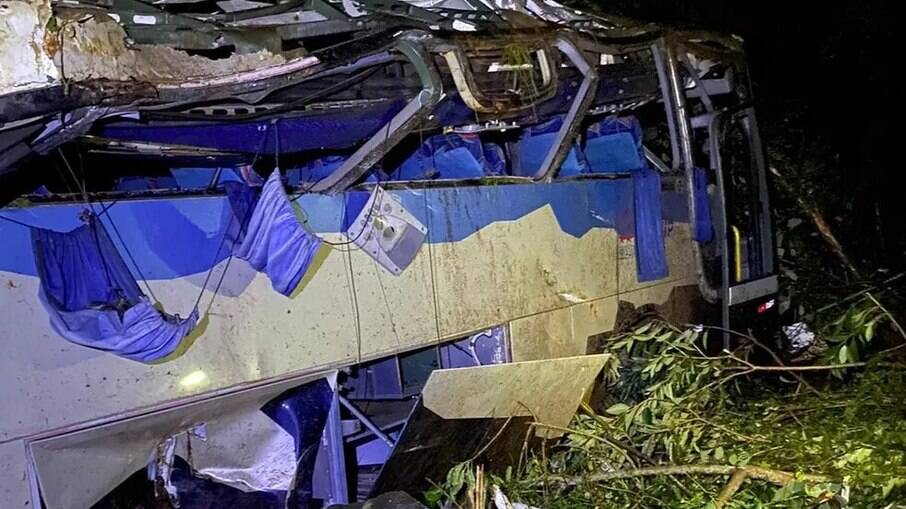 Ônibus destruído, após cair de ribanceira em Sapopema