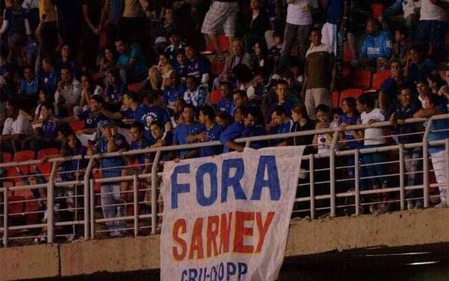 Torcida do Cruzeiro leva faixa ao estádio para protestar contra José Sarney, em 2009