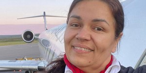 Comissária sobrevive após ser arremessada de avião em acidente