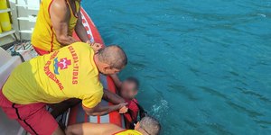 Homem se afoga após tentar fugir de roubo no litoral de SP