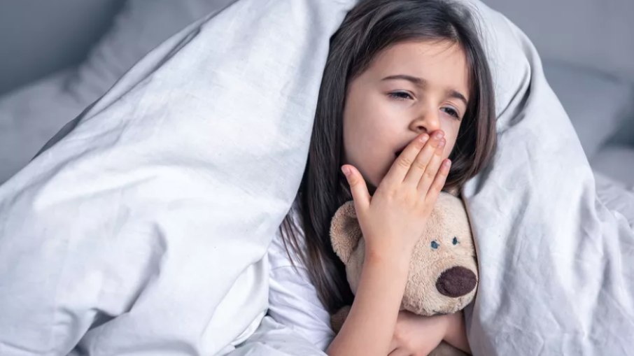 Crianças que dormem pouco podem ter danos persistentes no cérebro