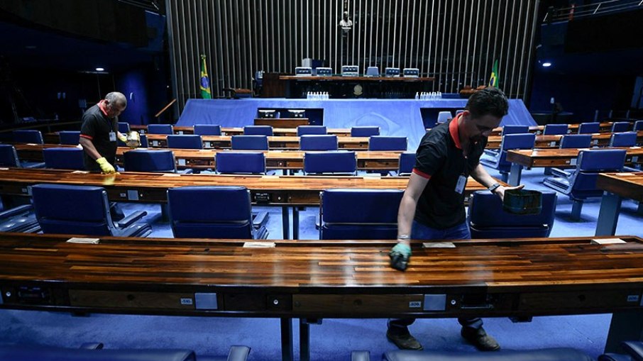 Funcionários fazem limpeza e reforma no Plenário do Senado, que também foi invadido e está pronto para a posse dos novos senadores no dia 1º 