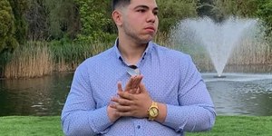 Jovem morre intoxicado enquanto carregava celular no carro