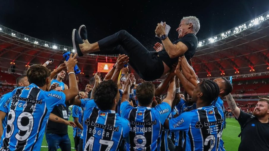 Luís Castro campeão Gaúcho com o Grêmio Luís Castro campeão Gaúcho com o Grêmio