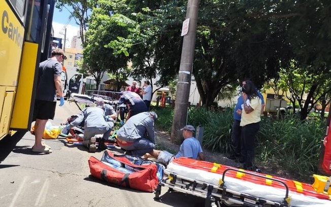 Casal de idosos fica ferido após colisão entre moto e ônibus