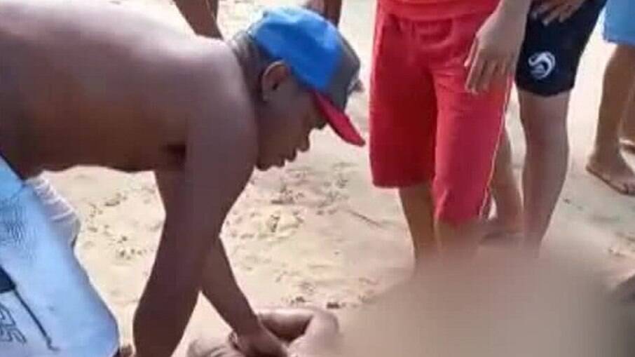 Homem atacado por tubarão foi socorrido na praia de Piedade, em Jaboatão, neste sábado (10)