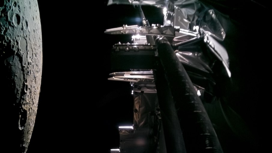 Al adentrarse en las profundidades del sistema solar, la nave espacial revela impresionantes imágenes de la luna. el mira