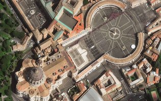 Fiéis formam fila gigante no Vaticano para despedida de
Francisco
