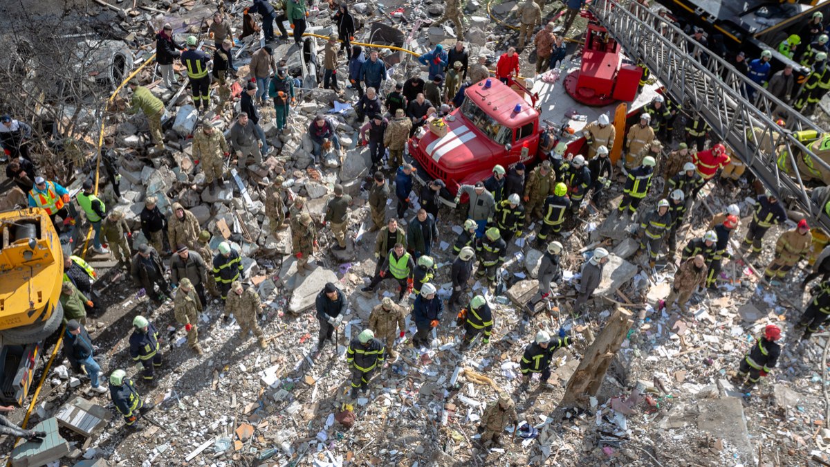 Destruição em Uman, na Ucrânia, após bombardeio russo