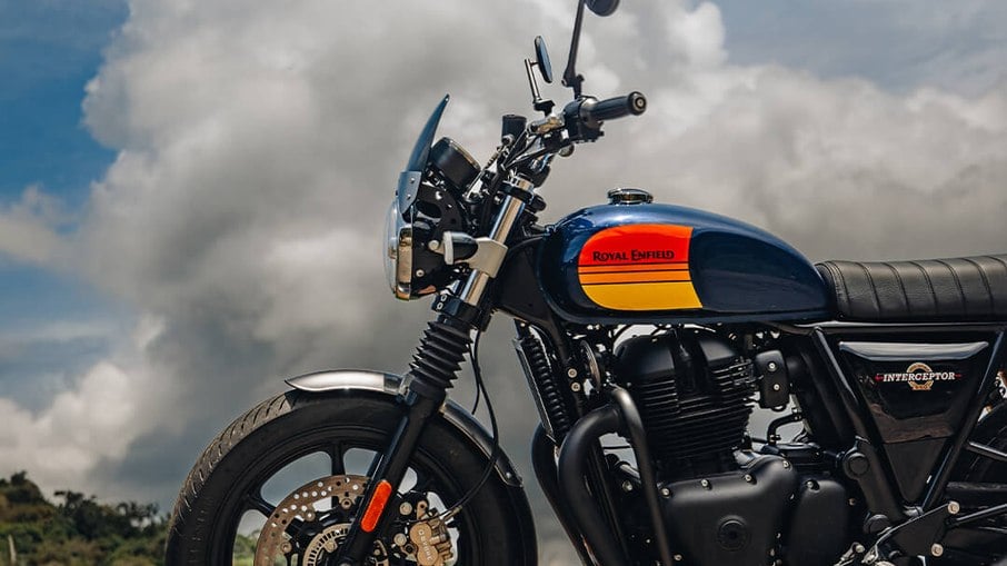 Royal Enfield Interceptor 650 na cor Barcelona Blue aposta no estilo 'Blacked Out'