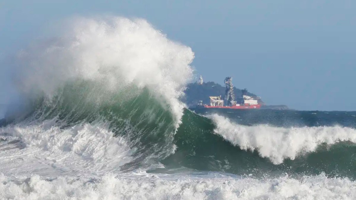Rio de Janeiro tem alerta de ressaca com ondas de até 3 metros - QTU Questões do Universo