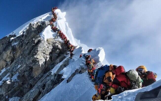 Monte Everest tem trânsito carregado de alpinistas
