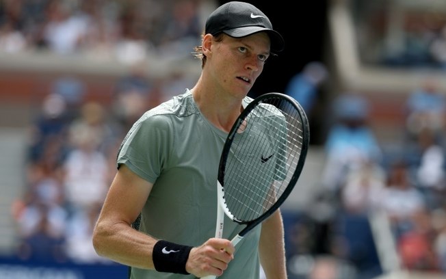 Jannik Sinner durante sua partida da segunda rodada do Aberto dos Estados Unidos em 29 de agosto de 2024