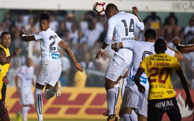 Cabeçada no travessão de David Braz foi uma das poucas chances do Santos nos 90 minutos