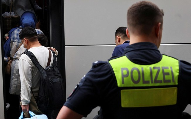 Cidadãos afegãos embarcam em ônibus ao chegarem à Alemanha vindos do Paquistão, depois de Alemanha ter sido pressionada a retomar um esquema de entrada de afegãos vulneráveis Cidadãos afegãos embarcam em ônibus ao chegarem à Alemanha vindos do Paquistão, depois de Alemanha ter sido pressionada a retomar um esquema de entrada de afegãos vulneráveis