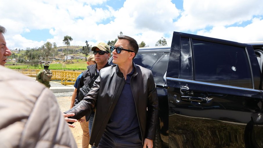Presidente Daniel Noboa deixa o carro presidencial com sinais de tiros e pedras após ataque em Cañar