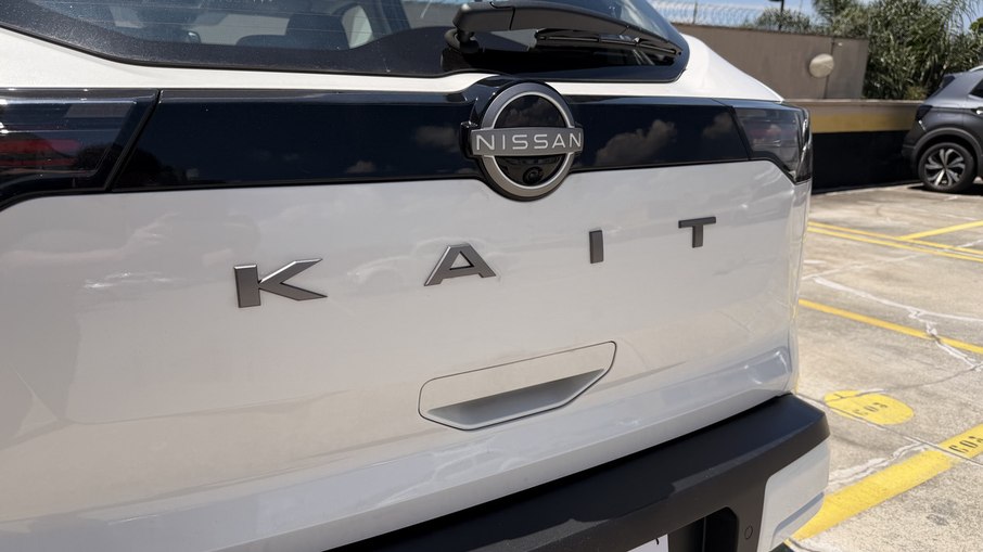 Kait vem por extenso, como no Nissan Patrol