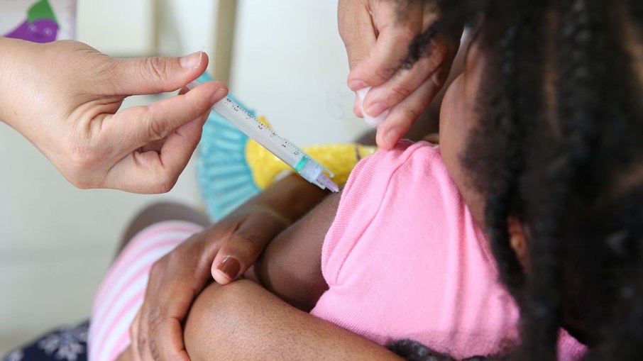 Criança sendo vacinada contra a gripe