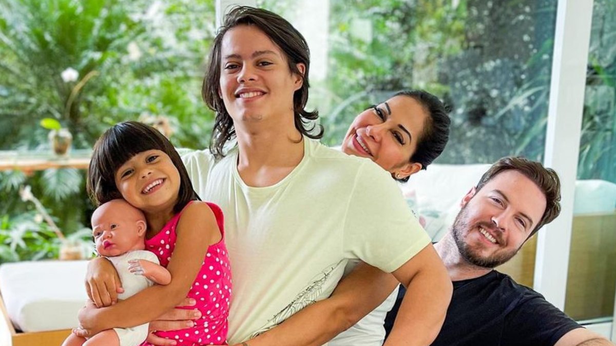 Maíra Cardi posta foto com a família e Thiago comenta