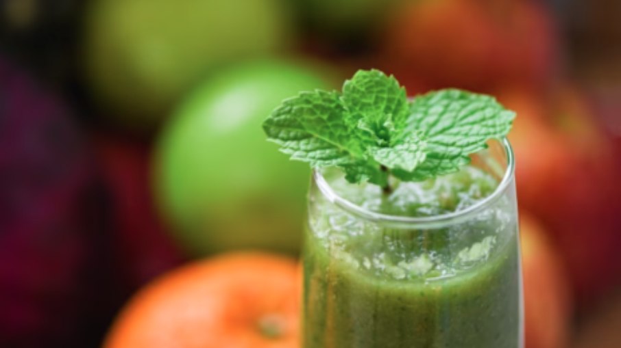 Combinação de frutas, verduras e legumes com água de coco pode render muitos sucos diferentes e saudáveis.