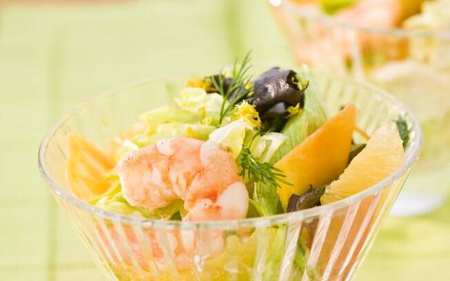 Foto da receita Salada cítrica com camarão pronta.
