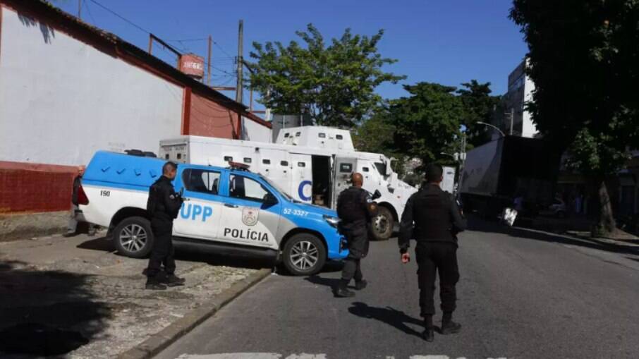 Policiamento seguiu reforçado na Vila Cruzeiro no dia seguinte à operação conjunta que deixo ao menos 25 mortos
