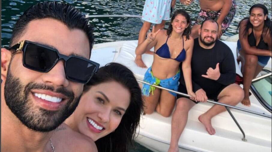 Gusttavo Lima e a modelo Andressa Suita com amigos em lancha neste domingo, 17