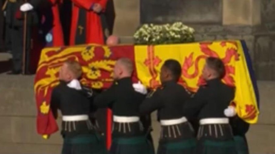 Homens levam caixão com o corpo da Rainha Elizabeth II