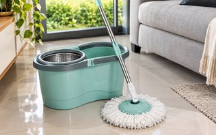 Mop giratório pode facilitar a limpeza e substituir o rodinho?