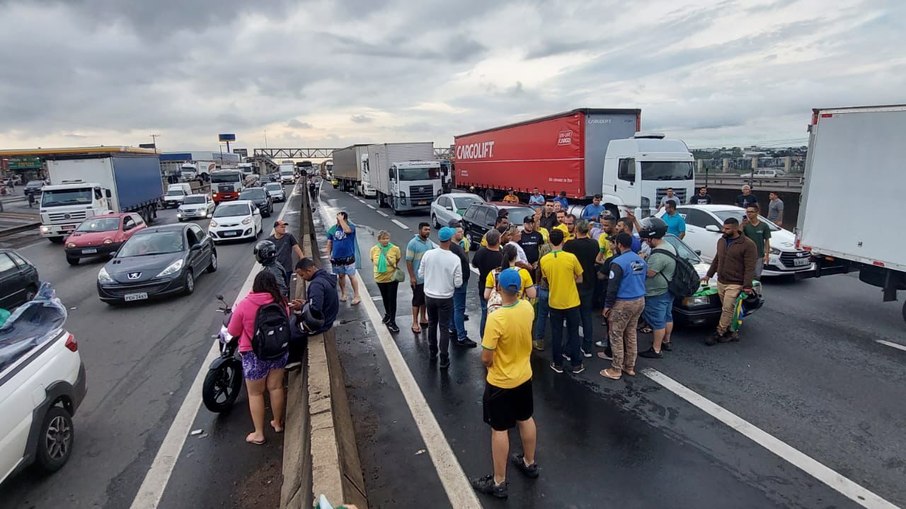 Manifestantes insatisfeitos com o resultado do segundo turno das eleições presidenciais, bloqueiam a Rodovia Anhanguera, Km 104, em Sumaré (SP)