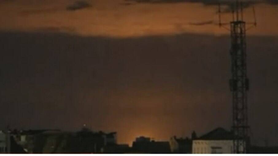 Imagens do bombardeio na noite deste sábado (26) em Kiev