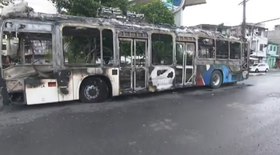 Vídeo: ônibus é incendiado na Bahia e polícia investiga