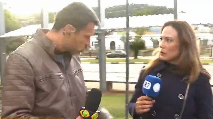 Rep%C3%B3rter%20da%20Record%20%C3%A9%20empurrada%20por%20jornalista%20da%20Band%20ao%20vivo
