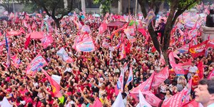 Lula encerra campanha do 1º turno com caminhada em São Paulo
