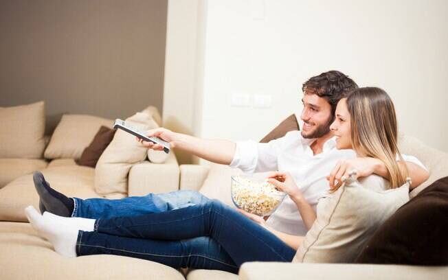 Casal que assiste séries e filmes juntos são mais satisfeitos com o relacionamento