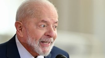 Lula assina decreto que deixa cigarro mais caro
