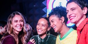 Paolla Oliveira curte festa com elenco de "Vale Tudo"