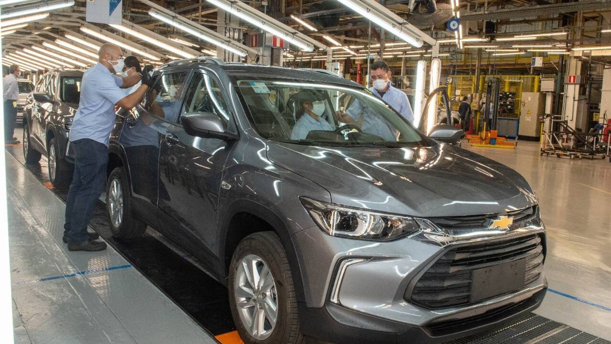 GM vai dar salário extra e carro modelo Onix a funcionário que pedir  demissão