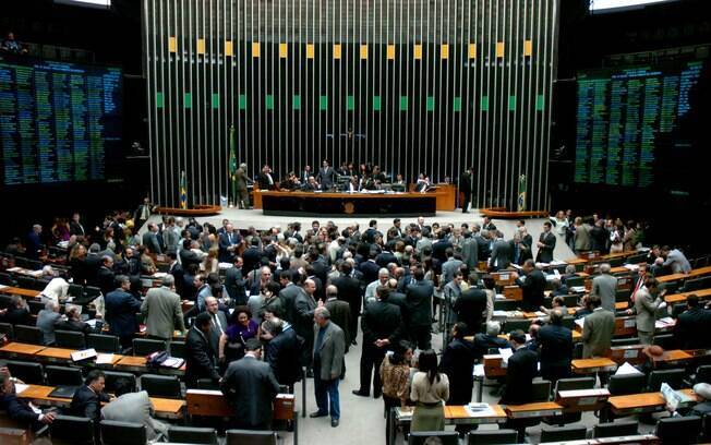 Eduardo Cunha, presidente da Câmara,  formou uma comissão especial composta em sua maioria, por parlamentares a favor da medida 